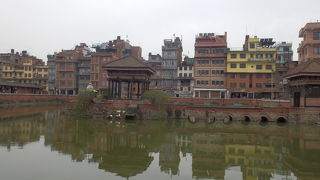 大きな池の寺院