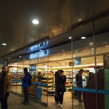 改札内のコンビニ Albert Heijn to go