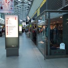 税関、警察、郵便局などに向かう通路には案内板が立っています