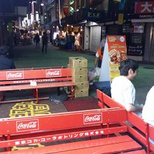 屋台風の店舗なので、ベンチに座って食べます