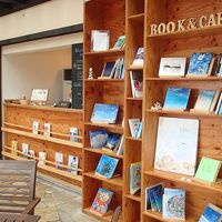 島Book＆Cafe。本も借りられます
