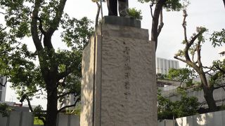 大理石の上にそびえ立つ