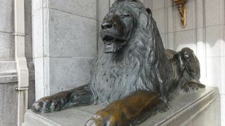 入り口にはライオン像