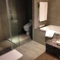 ゆったりとしたバスルーム、もちろんウオシュレット。