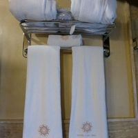 ホテルオリジナルのバスローブ、スリッパがついています