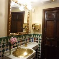 パティオのトイレはゴールドがいっぱいです