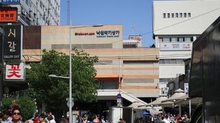 楽園商街 　楽器の専門店が並んでいます。