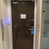 扉の右に少し映っているのがバスルームで白いのがバスタブです