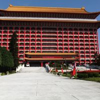 デカい、豪華、真っ赤のホテルです。