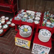 カラフルな食器がたくさんありました