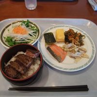 朝食バイキング(のほんの一部)です 〜 ステーキがおいしかっ