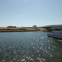 乳香博物館と水辺を隔てたところに遺跡があります。