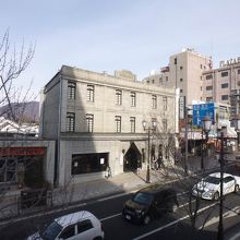 レトロな店舗外観。