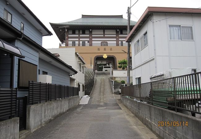 坂道の奥に道路を跨いだ山門のような建物があり、少々異国的な感じのするお寺です