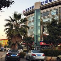 この建物のちょうど真裏にあります。