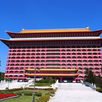 丘の上にドーンと聳える立派な建物