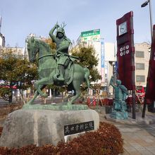 駅前ロータリーにあります。