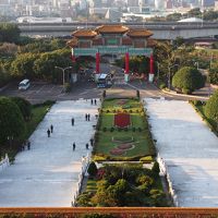 朝の景色。ホテル入口から建物までの距離が長い