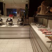 朝食ビュッフェ。うまいが高い(28EUR)