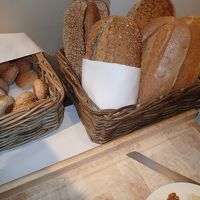 朝食ビュッフェのパン