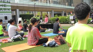 2015年の「オープンザパーク」の「ミッドパーク　ヨガ」に参加してきました。初心者もＯＫです。