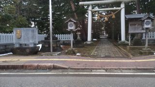 高田郵便局のすぐ近くにある