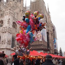 昼間に訪れたときの広場