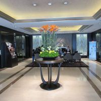 ロビー。生花が飾られた奥のスペースで座ってチェックイン