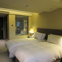 ベッドからバスルーム方面