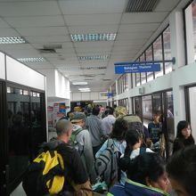 バタンブザール駅で出入国手続きをする