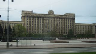 建物前にはレーニン像