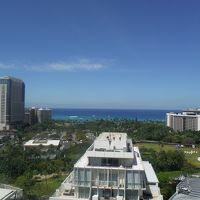 窓の隙間から海を望む