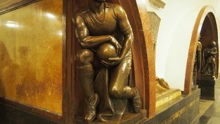 人物像などの彫刻像があり