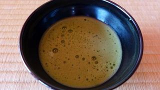 二の丸茶室では茶菓子とおうすを楽しめます