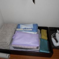 部屋着（パジャマ）と浴衣の両方が置いてある。浴衣の帯は幅広で