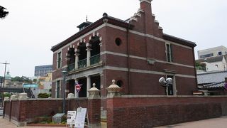 レトロな赤いレンガの建築物