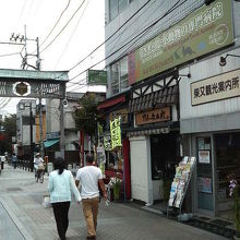 駅を出てすぐ、帝釈天参道の入口近くにあります。