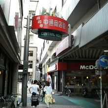 高円寺駅の北口を出て左に進んだ先です。