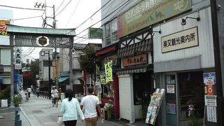 帝釈天参道の入口近くの案内所です