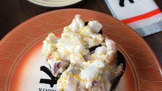 海鮮の軍艦です。貝がコリコリしていて、おすすめの一品です、様々な工夫を凝らした寿司ネタを展開しているので見た目もそうですが、味も楽しむ事のできるそんなお店です。