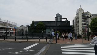 恵比須ガーデンプレイスに行く際には、この動く歩道がおすすめですね。約５００メートル以上の距離を動く歩道で楽に行く事ができます。
