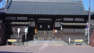 扉の奥は垣間見るだけ