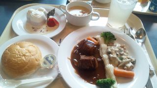 ディズニーの仲間たちが席まで訪れるレストランはここ！