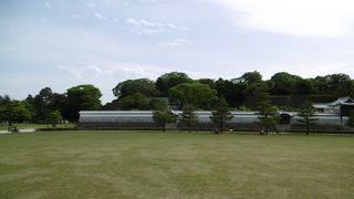 芝生が広がる大きな広場