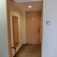 部屋から入口を見て