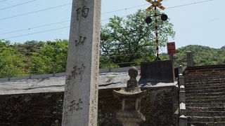 陶器でできた鳥居に狛犬がすごい！