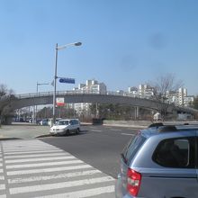 公園に渡る橋