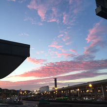 早朝にCDGに到着。人は少な目で、お店など閉まってました