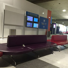 5時間のトランジットはこのソファで横になって寝てました。