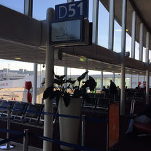 ゲート付近にはレストランやバーなどが本当に少ない！